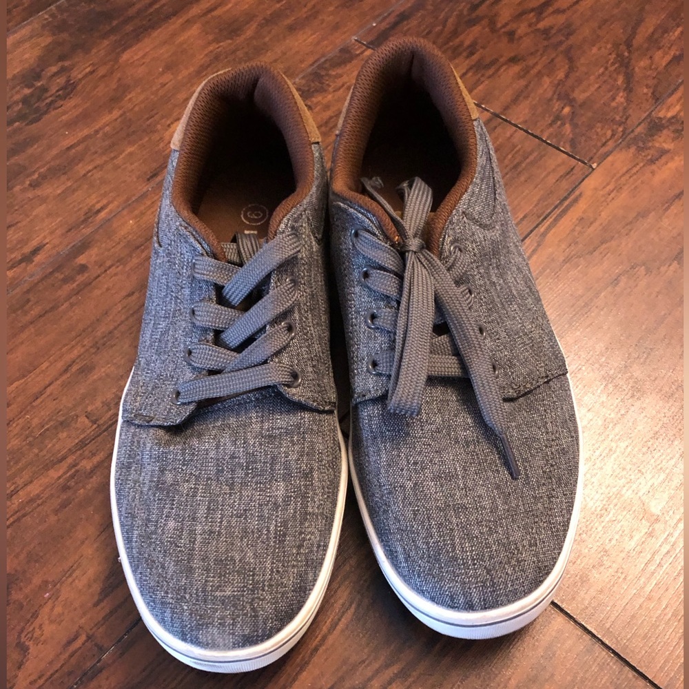 Dream Seek Men Sneakers. Size 9.